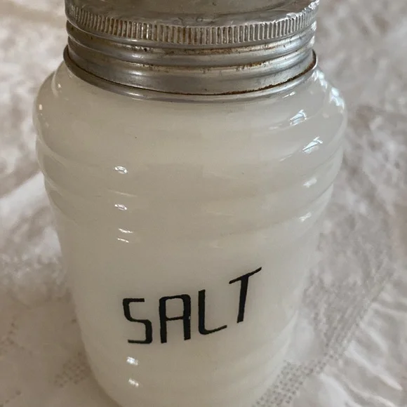 Vintage Salt ‘n Pepper Set - Picture 5 of 5